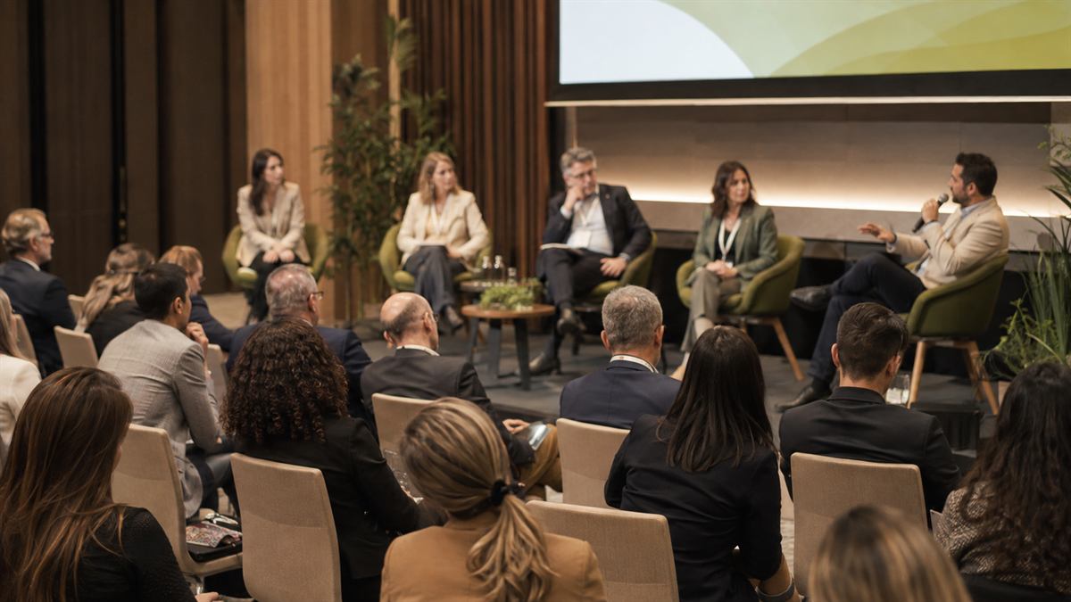Painel de debatedores em um evento técnico-científico produzido pela HFR, com plateia atenta